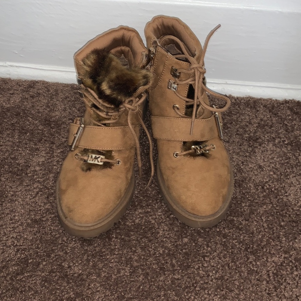 size 4 
MICHAEL Michael Kors Girls' Madeline Reina